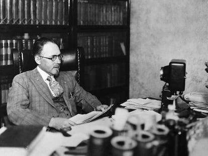 John R. Brinkley fotografiado en su despacho de Milford en 1930, justo después de que le revocasen su licencia médica.