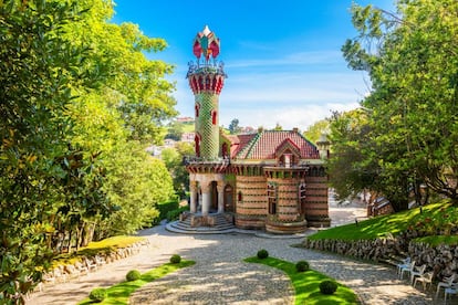 Una aldea pesquera trasformada en el siglo XIX en un lugar de cuento gracias a exuberantes edificios modernistas, como El Capricho de Gaudí (en la imagen), impulsados por Antonio López y López, Marqués de Comillas, y proyectados por renombrados arquitectos de la época. Como Lluís Domènech i Montaner, quien diseñó la Fuente de los Tres Caños en 1899. Ubicada en una plazoleta próxima al centro, fue un homenaje a Joaquín del Piélago, yerno del marqués, por haber financiado la llegada de las aguas a la localidad. El edificio más solicitado es el palacio de Sobrellano, la residencia estival del marqués, quien encargó su diseño al arquitecto Joan Martorell en 1883. Este imaginó un palacio neogótico de soberbia fachada e impresionantes estancias en su interior, que se recorren durante las visitas guiadas: el vestíbulo, con lámparas de hierro forjado; la sala del billar, con chimenea diseñada por Antoni Gaudí; la biblioteca, el estudio o la más deslumbrante de todas, la sala del trono, con una vidriera digna de una catedral y ocho paneles pintados por Eduardo Llorens. Aledaña al palacio está la capilla panteón (mausoleo que acoge los sepulcros de los miembros de la familia), cuyos bancos, confesonario y muebles también son obra de Gaudí.