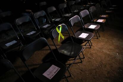 Una silla con un lazo amarillo en solidaridad con Oriol Junqueras es visto en el acto final de campaña de ERC en Sant Vicenç dels Horts.