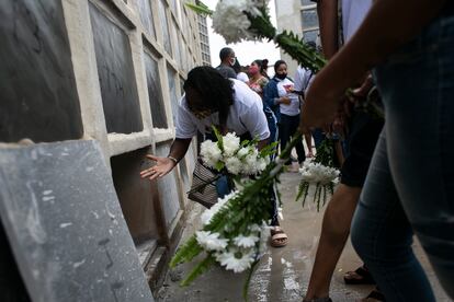 Familiares no funeral de Cleyton da Silva Freitas, 26 anos, um dos mortos na última quinta-feira no Jacarezinho, no cemitério de Inhaúma, no Rio, no sábado.