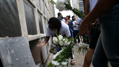 Familiares no funeral de Cleyton da Silva Freitas, 26 anos, um dos mortos na última quinta-feira no Jacarezinho, no cemitério de Inhaúma, no Rio, no sábado.