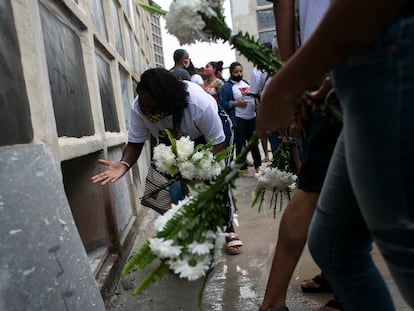 Familiares no funeral de Cleyton da Silva Freitas, 26 anos, um dos mortos na última quinta-feira no Jacarezinho, no cemitério de Inhaúma, no Rio, no sábado.