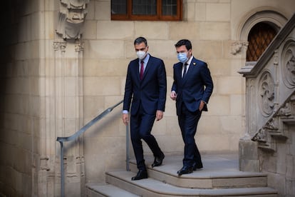 El presidente del Gobierno, Pedro Sánchez y el presidente de la Generalitat, Pere Aragonès, el pasado miércoles a su salida de la reunión en el Palau de la Generalitat en Barcelona.