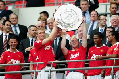 Fletcher, a la izquierda, y Rooney levantan el trofeo entre Giggs, Valencia y Nani.