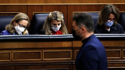 Las vicepresidentas Nadia Calviño, Yolanda Díaz y Teresa Ribera y, en primer plano, el portavoz de ERC, Gabriel Rufián, este miércoles en el Congreso.