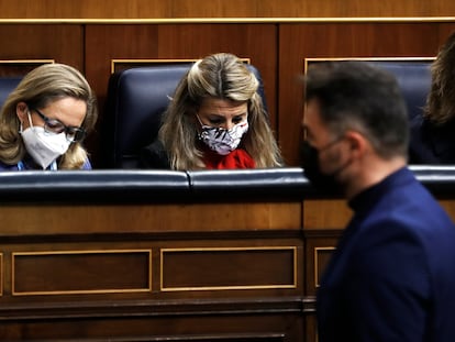 Las vicepresidentas Nadia Calviño, Yolanda Díaz y Teresa Ribera y, en primer plano, el portavoz de ERC, Gabriel Rufián, este miércoles en el Congreso.