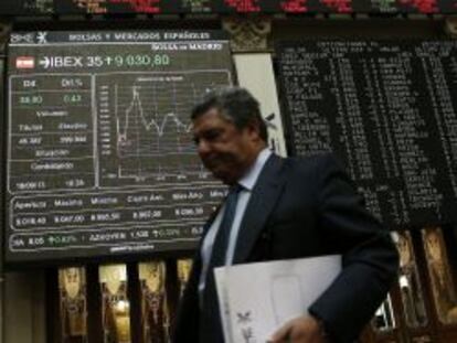 Un panel informativo muestra la evoluci&oacute;n del principal indicador de la bolsa espa&ntilde;ola, el IBEX 35. EFE/Archivo