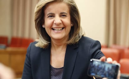 Employment Minister Fátima Báñez shares a joke with journalists on Monday.