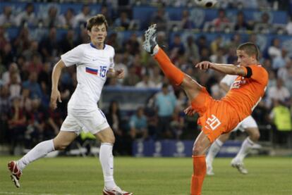 Ibrahim Afellay, a la derecha, despeja un balón en un partido entre el Holanda y Rusia en la Eurocopa 2008.