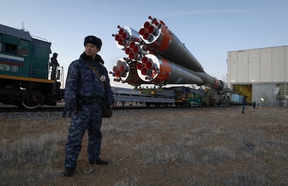 Un policía hace guardia frente a la nave espacial Soyuz MS-12, en el cosmódromo de Baikonur, Kazajistán, el 12 de marzo de 2019.