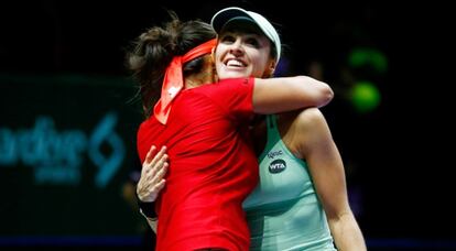 Hingis y Mirza se felicitan tras la victoria en Singapur.