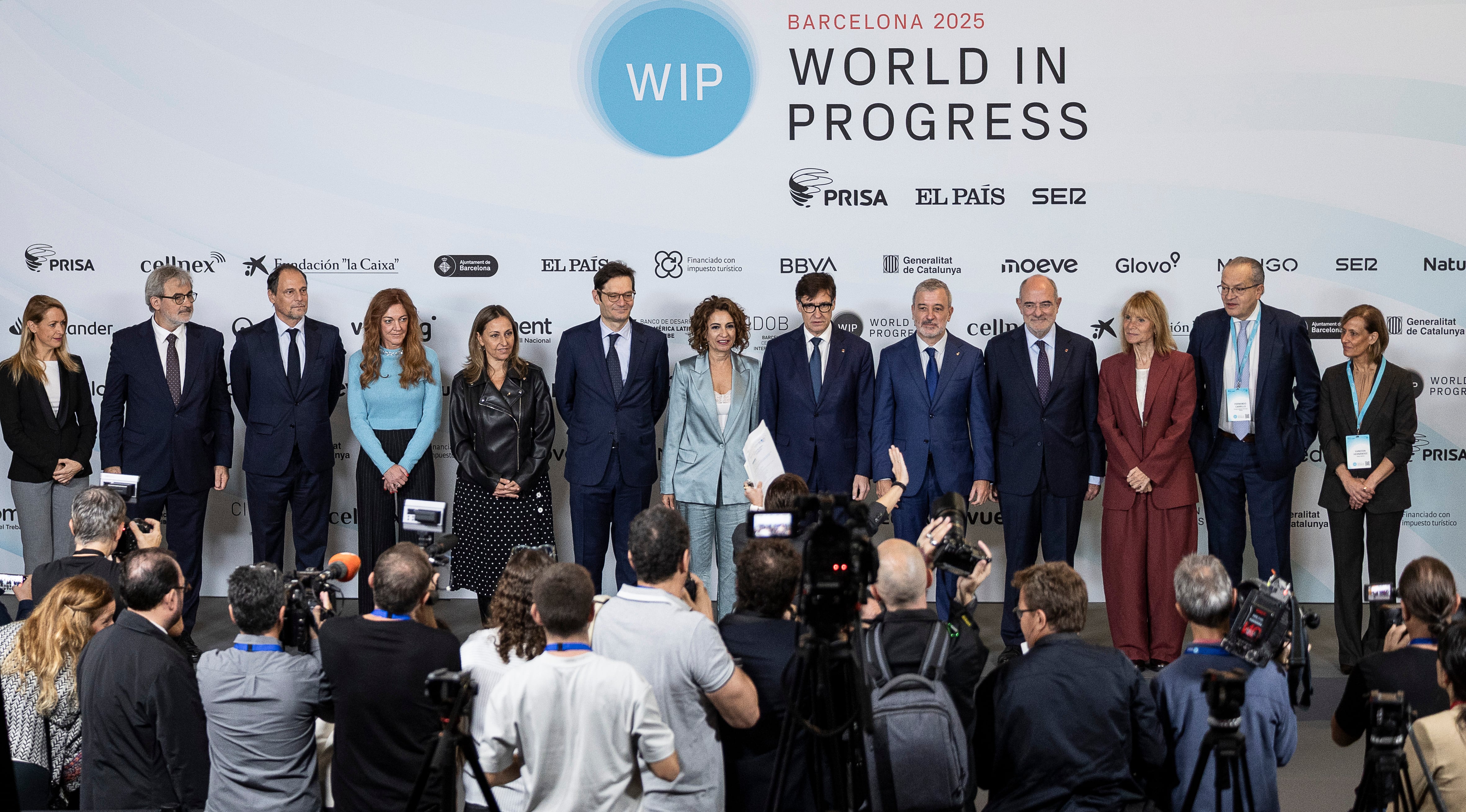 Foto de familia durante la primera jornada en el WIP, este lunes en Barcelona.