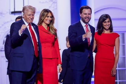 El candidato republicano Donald J. Trump, junto a su esposa Melania, y su compañero de candidatura, JD Vance, junto a su mujer Usha, este jueves en Milwaukee, Wisconsin.