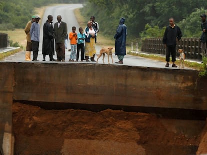 Los lugareños observan un puente quebrado sobre el río Umvumvu, tras el paso del ciclón Idai en Chimanimani (Zimbabue)