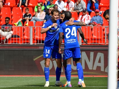 Greenwood celebra su primer gol al Almería ante la desolación de Chumi.