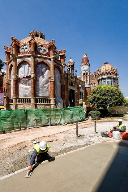 Trabajos delante del pabelln de La Merc, con la cpula ya restaurada tras derrumbarse en abril de 2004 y causar 16 heridos. Los fragmentos que no se han podido recuperar se han creado empleando las tcnicas constructivas originales empleadas por Domnech i Montaner.