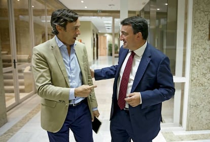 El portavoz parlamentario del PP, Rafael Hernando, y el del PNV, Aitor Esteban, el pasado 29 de agosto en el Congreso.