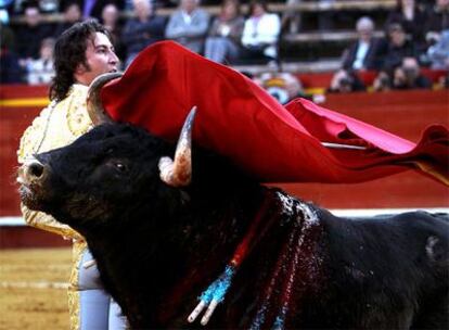 Pase de pecho de José Calvo al segundo toro.