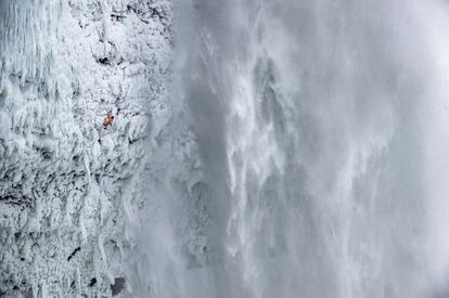 El alpinista extremo y deportista del equipo Mammut Pro, Dani Arnold, abre una nueva ruta de escalada en hielo en las famosas cascadas Helmcken en Columbia Británica (Canadá).