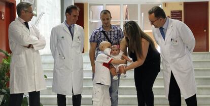 Antonio cogiendo a su hermana Estrella a la salida del hospital.