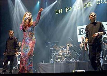 <font size="2"><b>25 años de música cierran los conciertos de EL PAÍS</font></b><p>
<b>Conciertos:</b> <a href="http://www.elpais.es/especiales/2001/25aniversario/musica/index.html">Un país de música</i></a><br>
<a href="http://www.elpais.es/especiales/2001/25aniversario/portada.html"><b>Especial:</b> 25 años de EL PAÍS</a> <br><a href="http://www.elpais.es/especiales/2001/25aniversario/grafico.html"><b>Gráfico:</b> La primera portada <br><a href="http://www.elpais.es/especiales/2001/25aniversario/galeria/index.html"><b>Galería:</b> 25 años en imágenes</a>