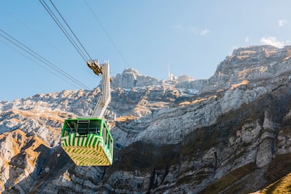 Aunque para los parámetros suizos sea un monte bajo, el escarpado Säntis (2.502 metros) es el más alto del macizo del Alpstein y el símbolo de la región del lago Constanza. Desde su cumbre, la vista abarca simultáneamente Suiza, Alemania, Austria, Liechtenstein, Italia y Francia. El funicular aéreo desde el paso de Schwägalp a la cima del Säntis fue inaugurado en 1935, y es uno de los teleféricos más concurridos de Suiza. Con él se puede subir cómodamente al restaurante panorámico situado en lo alto. Y una vez en la plataforma del mirador, situado bajo la torre de radio, hay que intentar identificar los elementos geográficos cercanos y lejanos. Los meteorólogos, que ya en 1882 abrieron aquí una de sus estaciones, sabían muy bien lo que hacían, pero es que ya antes, en 1846, los montañeros abrieron en este lugar un sencillo refugio de montaña que sigue en uso.