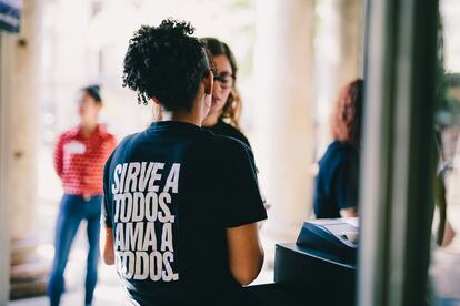 ‘Sirve a todos. Ama a todos’. Copys de marketing hasta en las camisetas de los voluntarios. La iglesia asegura que cuenta con 431 voluntarios.