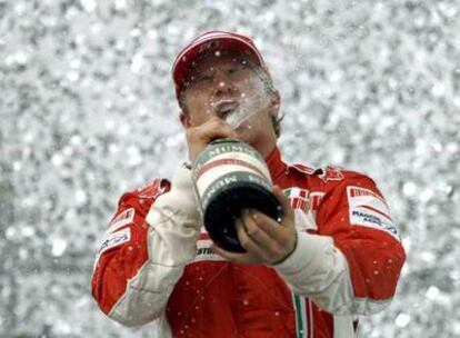 Kimi Raikkonen celebra su victoria en el Mundial bebiendo champán en el podio tras su triunfo en Interlagos.