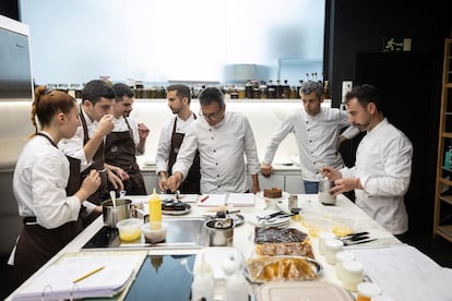 Reportaje sobre el Restaurante con tres estrellas Michelin 'A Disfrutar', en Barcelona. En la imagen, los cocineros Mateu Casañas, Eduard Xatruch y Oriol Castro participan junto a su equipo en la reunión de la mesa creativa, el 16 de mayo. 