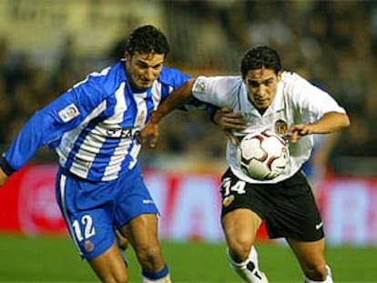 Scaloni y Vicente, en plena disputa del balón.