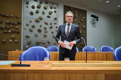El primer ministro en funciones de Países Bajos, Dick Schoof, comparece el viernes por la noche tras conocer la dimisión de varios ministros de su gabinete.