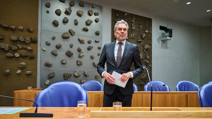 El primer ministro en funciones de Países Bajos, Dick Schoof, comparece el viernes por la noche tras conocer la dimisión de varios ministros de su gabinete.