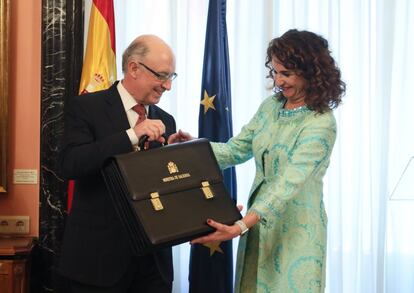La nueva ministra de Hacienda, María Jesús Montero, recibe la cartera de la que es titular de manos del ministro saliente, Cristóbal Montoro.