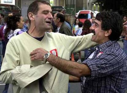 Josu Ternera (izquierda) saluda al etarra Ernesto Alberdi tras la excarcelación de éste en septiembre de 2001.