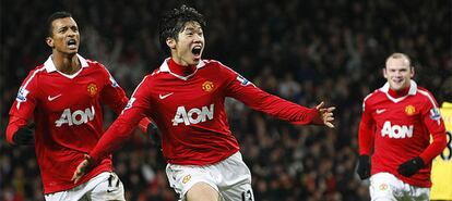 Ji-Sung Park celebra el gol del triunfo ante el Arsenal con Nani y Rooney en segundo término.