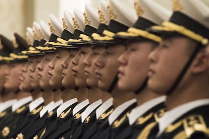 Vista general de la guardia paramilitar antes de la llegada del primer ministro ruso, Dmitri Medvédev, a su reunión con su homólogo chino, Li Keqiang, en el Gran Salón del Pueblo en Pekín (China).