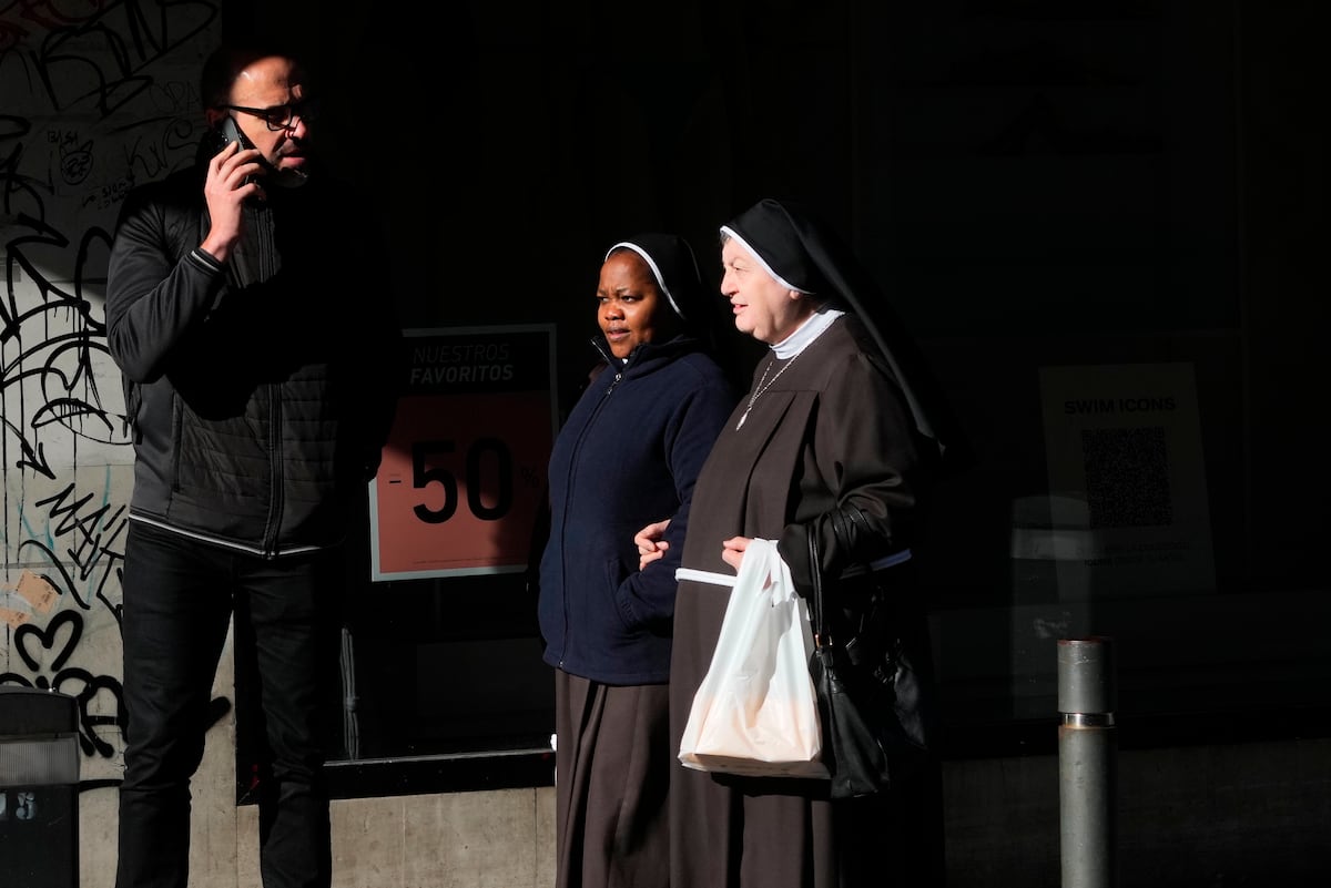 Todo lo que oculta el encierro de las rebeldes monjas clarisas de Belorado: sectas, intereses inmobiliarios y un obispo excomulgado | Sociedad