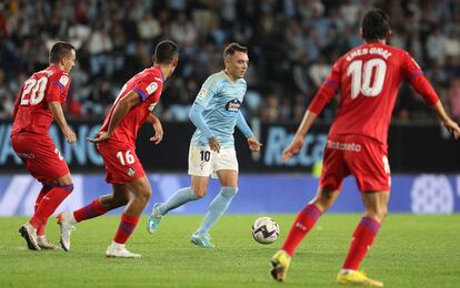 Iago Aspas protege el balón ante jugadores del Getafe durante el partido en Balaídos este lunes.