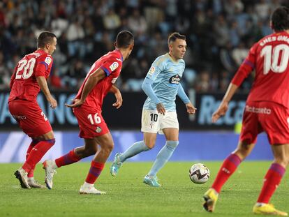 Iago Aspas protege el balón ante jugadores del Getafe durante el partido en Balaídos este lunes.