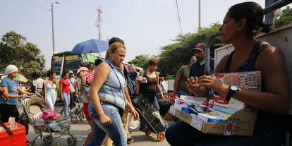 Una mujer vende medicamentos en el puente internacional Simón Bolívar, frontera entre Colombia y Venezuela. 