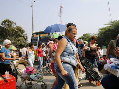 Una mujer vende medicamentos en el puente internacional Simón Bolívar, frontera entre Colombia y Venezuela. 