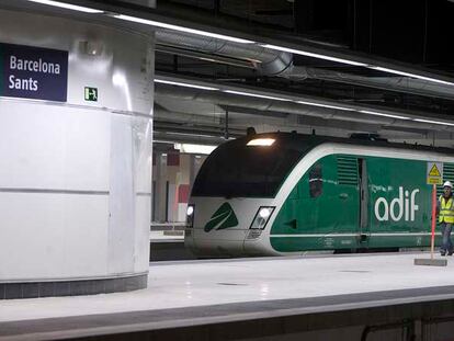 El tren laboratorio, ayer por la tarde, en la estación de Sants.