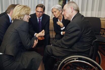 La ministra Salgado conversa con sus colegas de Finlandia (Jyrki Kataien), Francia (Christine Lagarde) y Alemania (Wolfgang Schäuble), de izquierda a derecha, ayer en la reunión del Eurogrupo en Bruselas.