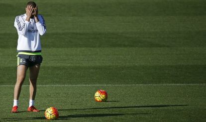 Karim Benzema durante el entrenamiento de este sábado