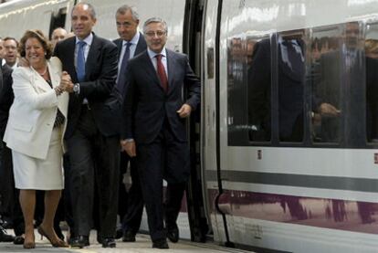 Francisco Camps baila con Rita Barberá mientras camina a su lado el ministro José Blanco, a la llegada ayer del nuevo AVE a Valencia.