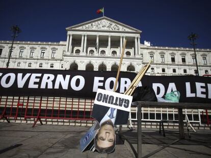 Carteles contra el Gobierno en el Parlamento de Portugal