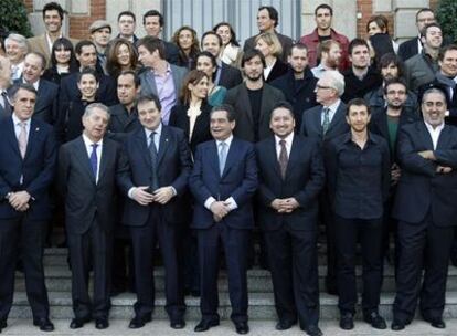 El alcalde de Barcelona, Jordi Hereu (tercero por la izquierda, entre Javier Godó y Augusto Delkader), durante la recepción a los premiados.