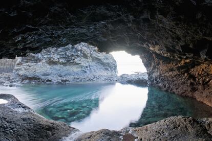 En la costa de El Golfo, al norte de la isla canaria de El Hierro, una concavidad rocosa forma una preciosa piscina natural y diáfana, alimentada por las mareas, a la que se desciende por una empinada escalera de piedra. Más información: <a href="http://elhierro.travel/" target="_blank">elhierro.travel</a>