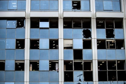 El edificio griego SKAI TV, en Atenas, tras estallar una bomba. El edificio alberga la selde de la red privada de radio y televisión Grecia Skai. La explosión se ha saldado unicamente con daños materiales. 