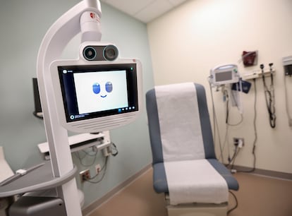 Pantalla en un soporte móvil que permite a los médicos realizar consultas online con los pacientes, en el Hospital Universitario Stony Brook (EE UU).